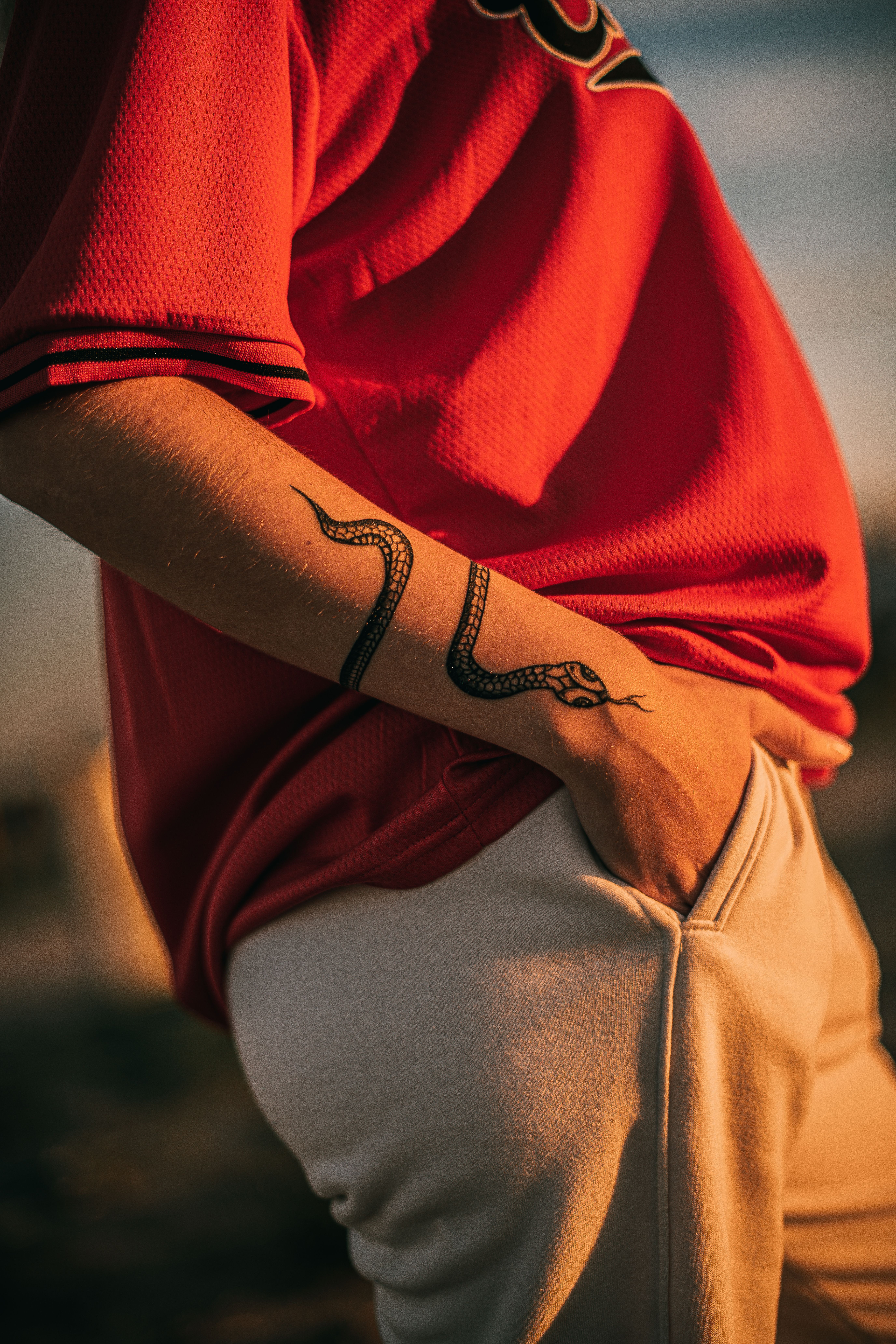Cobra tatuada com detalhes realistas